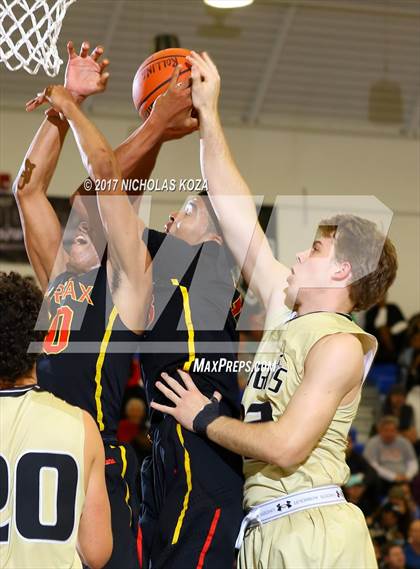 Thumbnail 2 in Fairfax vs. Bishop Montgomery (Rolling Hills Prep State Preview) photogallery.