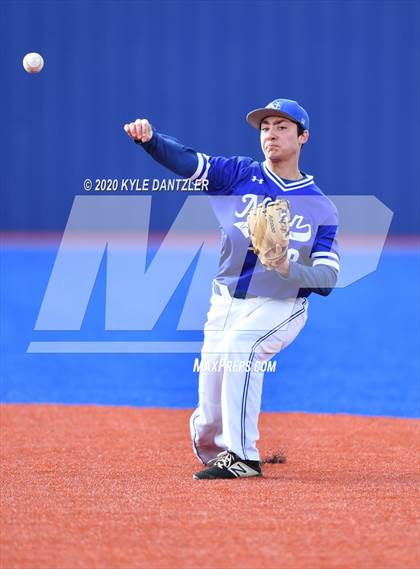Thumbnail 1 in Nolan Catholic vs Dallas Christian (Texas Private School Classic) photogallery.