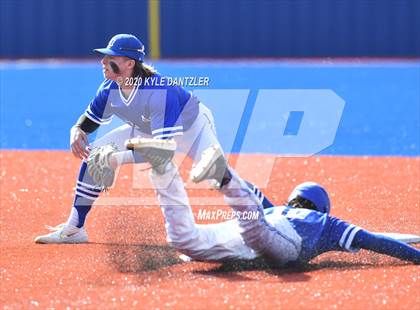 Thumbnail 2 in Nolan Catholic vs Dallas Christian (Texas Private School Classic) photogallery.