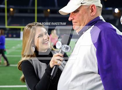 Thumbnail 2 in Gruver vs. Mart (UIL 2A Division 2 Championship) photogallery.