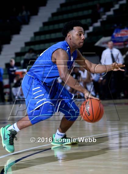 Thumbnail 2 in Aquinas vs. Middletown (NYSPHSAA Class AA Final) photogallery.