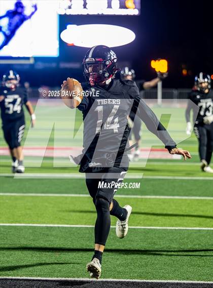 Thumbnail 1 in Milford vs. Monticello (UHSAA 8-man Semifinal) photogallery.