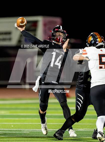 Thumbnail 3 in Milford vs. Monticello (UHSAA 8-man Semifinal) photogallery.