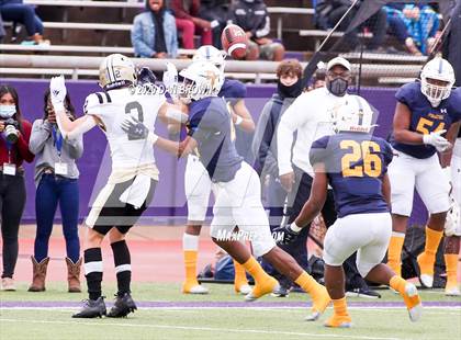 Thumbnail 1 in Nederland vs. Pine Tree (UIL 5A Division 2 Area Playoff) photogallery.
