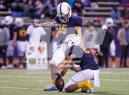 Thumbnail 1 in Nederland vs. Pine Tree (UIL 5A Division 2 Area Playoff) photogallery.