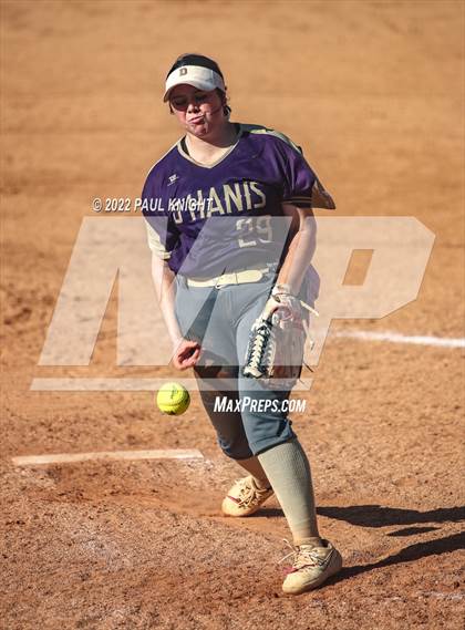 Thumbnail 3 in Hermleigh vs. D'Hanis (UIL 1A State Championship Game) photogallery.