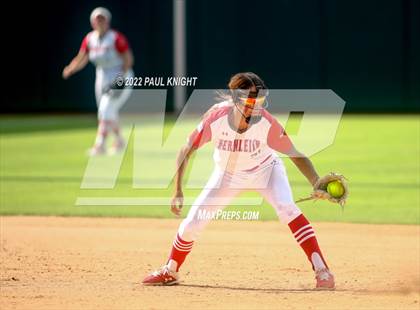 Thumbnail 2 in Hermleigh vs. D'Hanis (UIL 1A State Championship Game) photogallery.