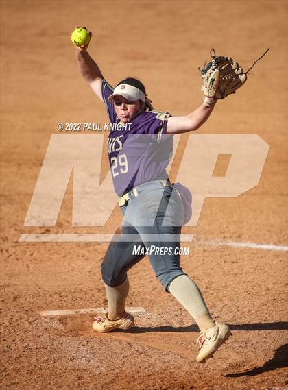 Thumbnail 2 in Hermleigh vs. D'Hanis (UIL 1A State Championship Game) photogallery.