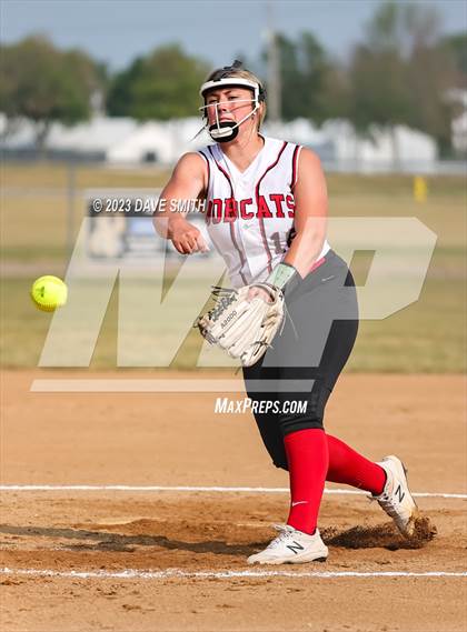 Thumbnail 3 in Kee vs Western Dubuque (West Delaware Invitational) photogallery.
