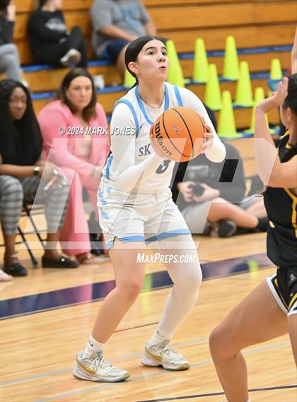 Thumbnail 2 in Deer Valley vs. Flowing Wells (AIA 4A Round 1 Playoff) photogallery.