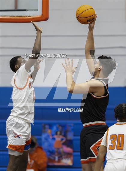 Thumbnail 3 in Edwardsville vs East St. Louis photogallery.