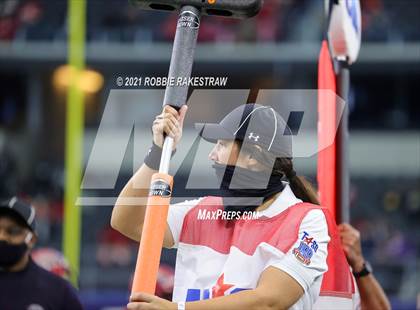 Thumbnail 3 in Cedar Hill vs. Katy (UIL 6A Division 2 Final) photogallery.