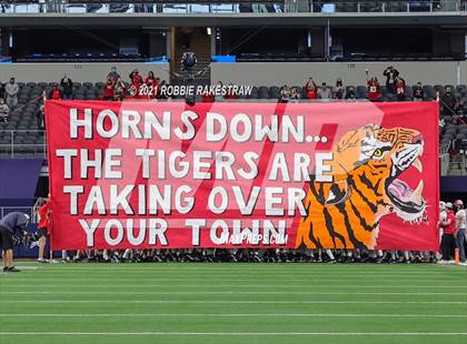 Thumbnail 3 in Cedar Hill vs. Katy (UIL 6A Division 2 Final) photogallery.
