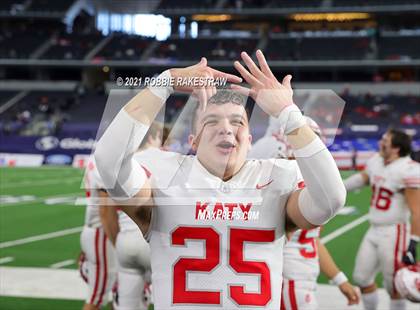 Thumbnail 2 in Cedar Hill vs. Katy (UIL 6A Division 2 Final) photogallery.