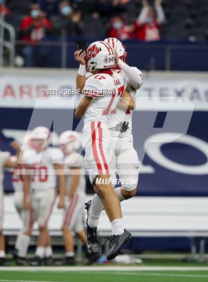 Thumbnail 2 in Cedar Hill vs. Katy (UIL 6A Division 2 Final) photogallery.