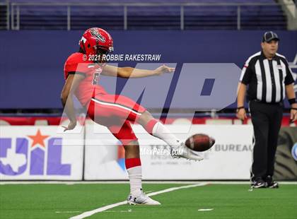 Thumbnail 2 in Cedar Hill vs. Katy (UIL 6A Division 2 Final) photogallery.