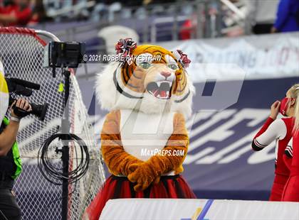 Thumbnail 3 in Cedar Hill vs. Katy (UIL 6A Division 2 Final) photogallery.