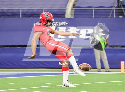 Thumbnail 2 in Cedar Hill vs. Katy (UIL 6A Division 2 Final) photogallery.