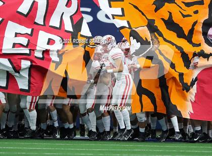 Thumbnail 1 in Cedar Hill vs. Katy (UIL 6A Division 2 Final) photogallery.