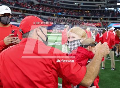 Thumbnail 2 in Cedar Hill vs. Katy (UIL 6A Division 2 Final) photogallery.
