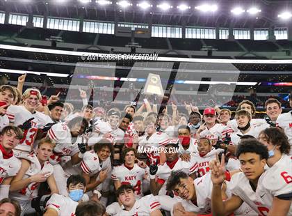 Thumbnail 2 in Cedar Hill vs. Katy (UIL 6A Division 2 Final) photogallery.