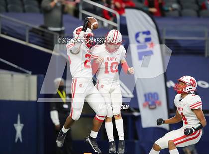 Thumbnail 2 in Cedar Hill vs. Katy (UIL 6A Division 2 Final) photogallery.