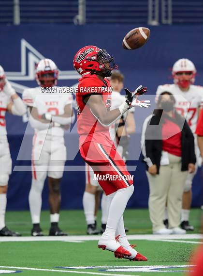 Thumbnail 3 in Cedar Hill vs. Katy (UIL 6A Division 2 Final) photogallery.