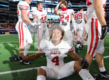 Thumbnail 2 in Cedar Hill vs. Katy (UIL 6A Division 2 Final) photogallery.