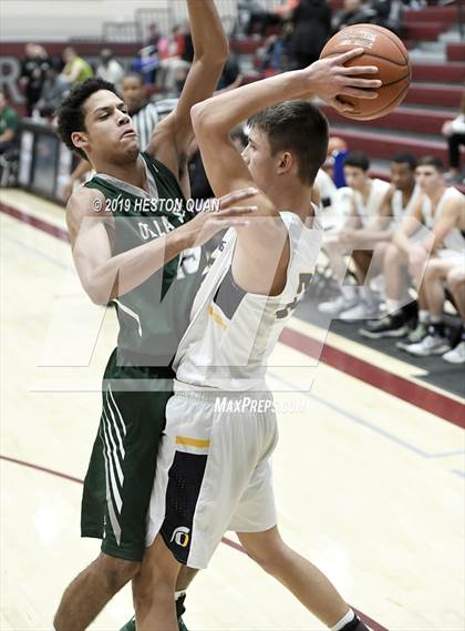 Thumbnail 2 in Oak Ridge vs. De La Salle (Rancho Mirage Holiday Invitational) photogallery.