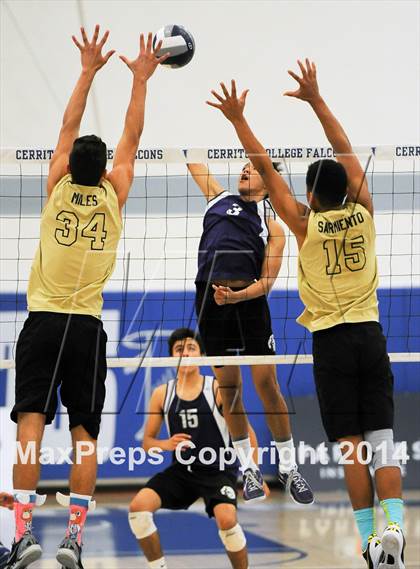 Thumbnail 1 in Cathedral vs. Bishop Montgomery (CIF SS D4 Final) photogallery.