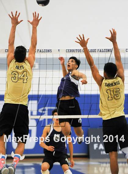 Thumbnail 3 in Cathedral vs. Bishop Montgomery (CIF SS D4 Final) photogallery.