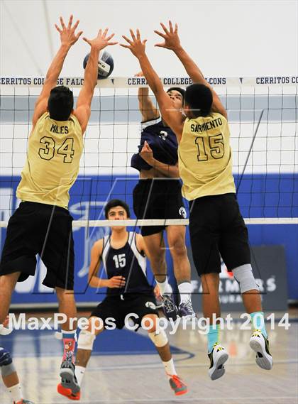 Thumbnail 2 in Cathedral vs. Bishop Montgomery (CIF SS D4 Final) photogallery.