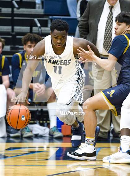 Thumbnail 3 in Althoff Catholic vs. Belleville East photogallery.