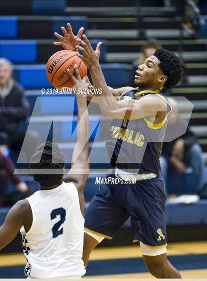 Thumbnail 2 in Althoff Catholic vs. Belleville East photogallery.