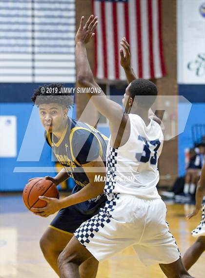 Thumbnail 3 in Althoff Catholic vs. Belleville East photogallery.