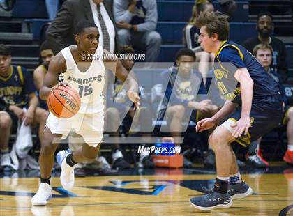 Thumbnail 3 in Althoff Catholic vs. Belleville East photogallery.