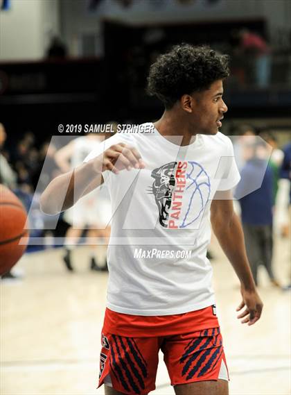 Thumbnail 2 in De La Salle vs. San Joaquin Memorial (MaxPreps MLK Classic) photogallery.