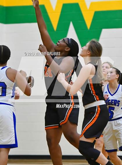 Thumbnail 3 in De Kalb vs Linden-Kildare (Harleton Holiday Tournament) photogallery.
