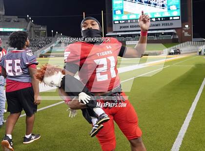 Thumbnail 3 in Terrell Vs Huntsville (UIL 5A D2 Football Area) photogallery.