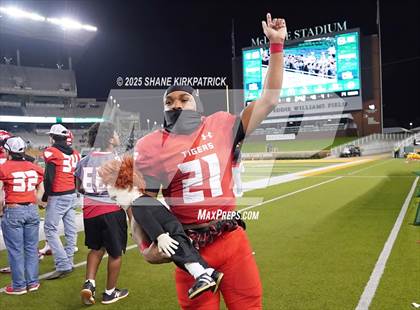 Thumbnail 1 in Terrell Vs Huntsville (UIL 5A D2 Football Area) photogallery.