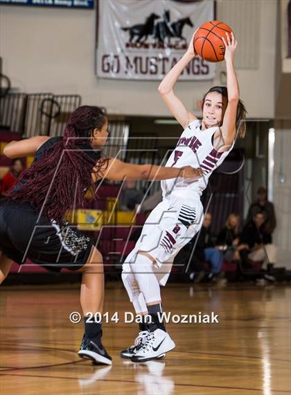 Thumbnail 1 in Cleburne vs. Bowie (Fantasy of Lights) photogallery.