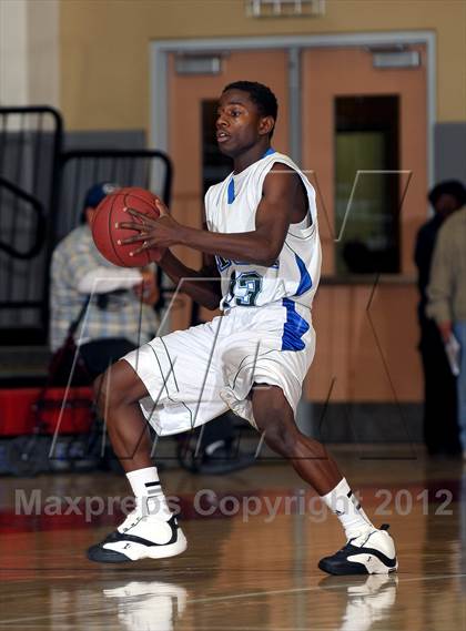 Thumbnail 2 in JW North vs. Sacred Heart Cathedral (MaxPreps Holiday Classic) photogallery.