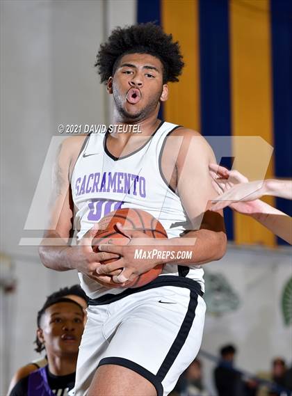 Thumbnail 2 in Archbishop Riordan vs. Sacramento (Gridley Invitational) photogallery.