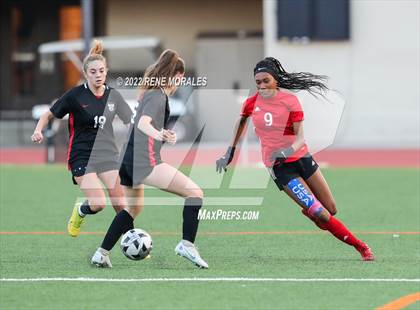 Thumbnail 3 in Flintridge Sacred Heart vs Mayfield photogallery.