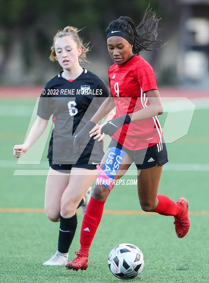 Thumbnail 2 in Flintridge Sacred Heart vs Mayfield photogallery.
