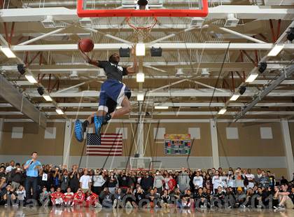 Thumbnail 1 in Slam Dunk Contest (MaxPreps Holiday Classic) photogallery.