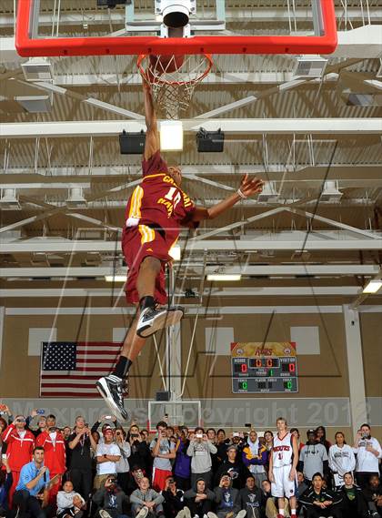 Thumbnail 2 in Slam Dunk Contest (MaxPreps Holiday Classic) photogallery.