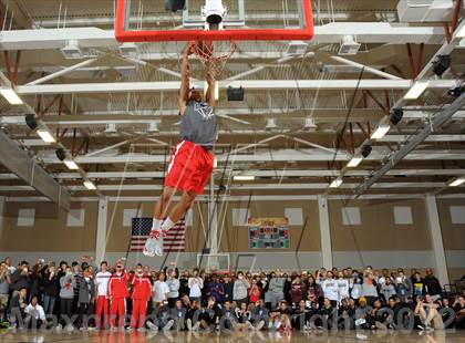 Thumbnail 1 in Slam Dunk Contest (MaxPreps Holiday Classic) photogallery.