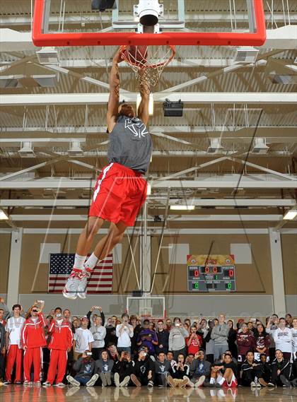 Thumbnail 3 in Slam Dunk Contest (MaxPreps Holiday Classic) photogallery.