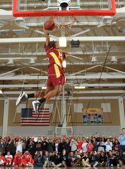 Thumbnail 3 in Slam Dunk Contest (MaxPreps Holiday Classic) photogallery.